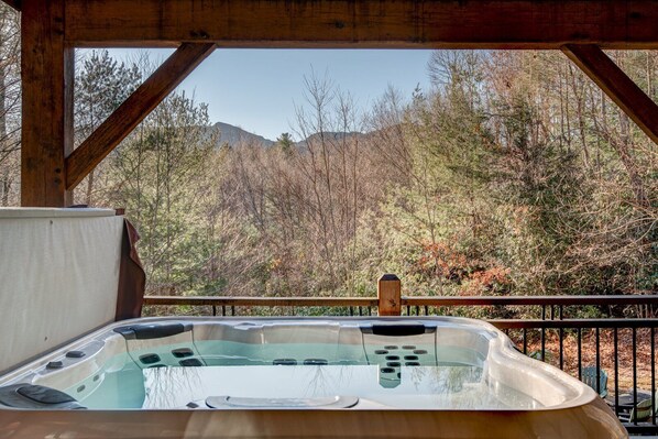 Huis, meerdere bedden, hot tub, uitzicht op bergen (Muir Lodge) | Spabad buiten