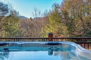 Huis, meerdere bedden, hot tub, uitzicht op bergen (Muir Lodge) | Zwembad