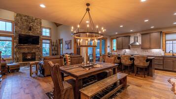 House, Multiple Beds, Hot Tub, Mountain View (Bearingers Bluff at Eagles Nest) | Interior