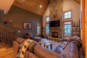 Casa, varias camas, bañera de hidromasaje, vistas a la montaña (Bearingers Bluff at Eagles Nest) | Zona de estar | Una chimenea