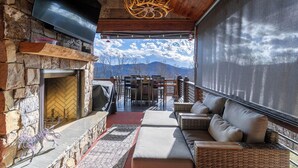 Rumah, Beberapa Tempat Tidur, hot tub, pemandangan gunung (Bearingers Bluff at Eagles Nest) | Tempat makan outdoor
