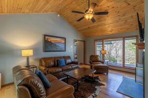 Maison, plusieurs lits, patio, vue montagne (Mossy Creek Haus) | Coin séjour | Cheminée