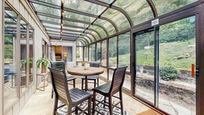 하우스, 침대(여러 개), 파티오, 산 전망 (Mossy Creek Haus) | 야외 식당