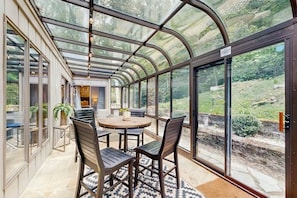 Hus, flere senger, terrasse, fjellutsikt (Mossy Creek Haus) | Utendørsservering