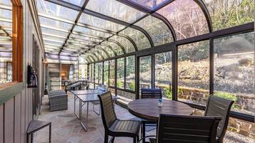 House, Multiple Beds, Patio, Mountain View (Mossy Creek Haus) | Dining