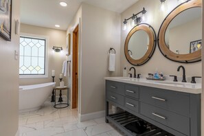 Maison, plusieurs lits, bain à remous, vue montagne (A River Cliff View) | Salle de bain