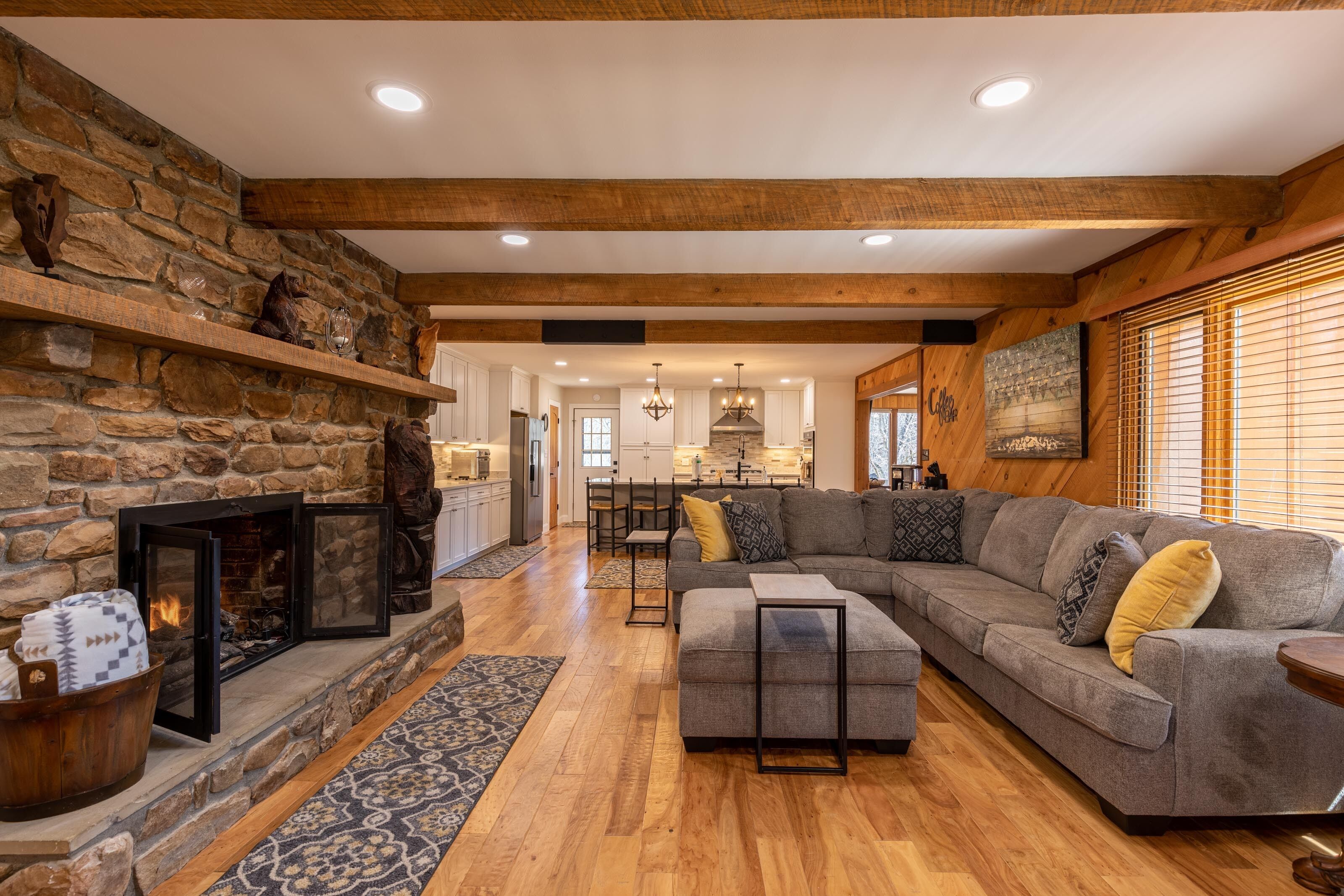 Rumah, Beberapa Tempat Tidur, hot tub, pemandangan gunung (A River Cliff View) | Area keluarga | Perapian