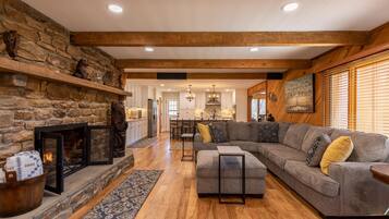 Rumah, Beberapa Tempat Tidur, hot tub, pemandangan gunung (A River Cliff View) | Area keluarga | Perapian