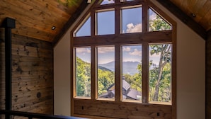 A room with a large window offering a view of a mountainous landscape. - Ambience Lodge at Eagles Nest (Banner Elk)