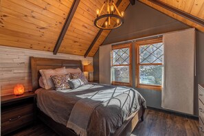 House, Multiple Beds, Hot Tub, Mountain View (Halftime Haus ) | 5 bedrooms, individually decorated, individually furnished, bed sheets - Halftime Haus (Banner Elk)