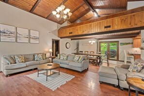 Maison, plusieurs lits, bain à remous, vue montagne (Banner Elk Lodge) | Coin séjour | Cheminée