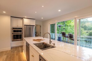 Hus - flera sängar - uteplats - utsikt mot bergen (Tranquility at Hound Ears) | Eget kök | Kaffe- och tebryggare