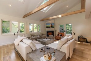 Hus - flera sängar - uteplats - utsikt mot bergen (Tranquility at Hound Ears) | Vardagsrum | Eldstad