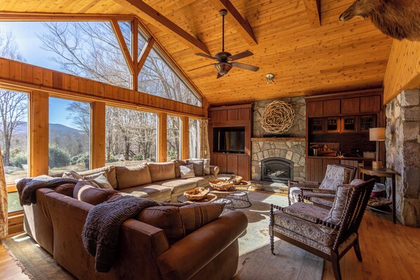 Hus - flera sängar - uteplats - utsikt mot bergen (Beech Haven) | Vardagsrum | Eldstad