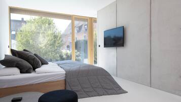 3 bedrooms, in-room safe, desk, iron/ironing board