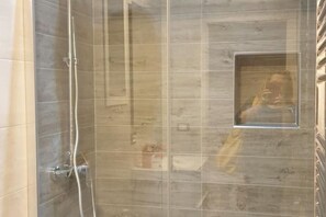 Douche, sèche-cheveux, bidet, serviettes fournies