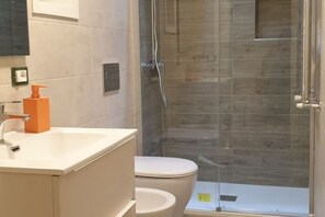 Shower, hair dryer, bidet, towels - Cheerful and colorful apartment Rome San Giovanni  (Roma)