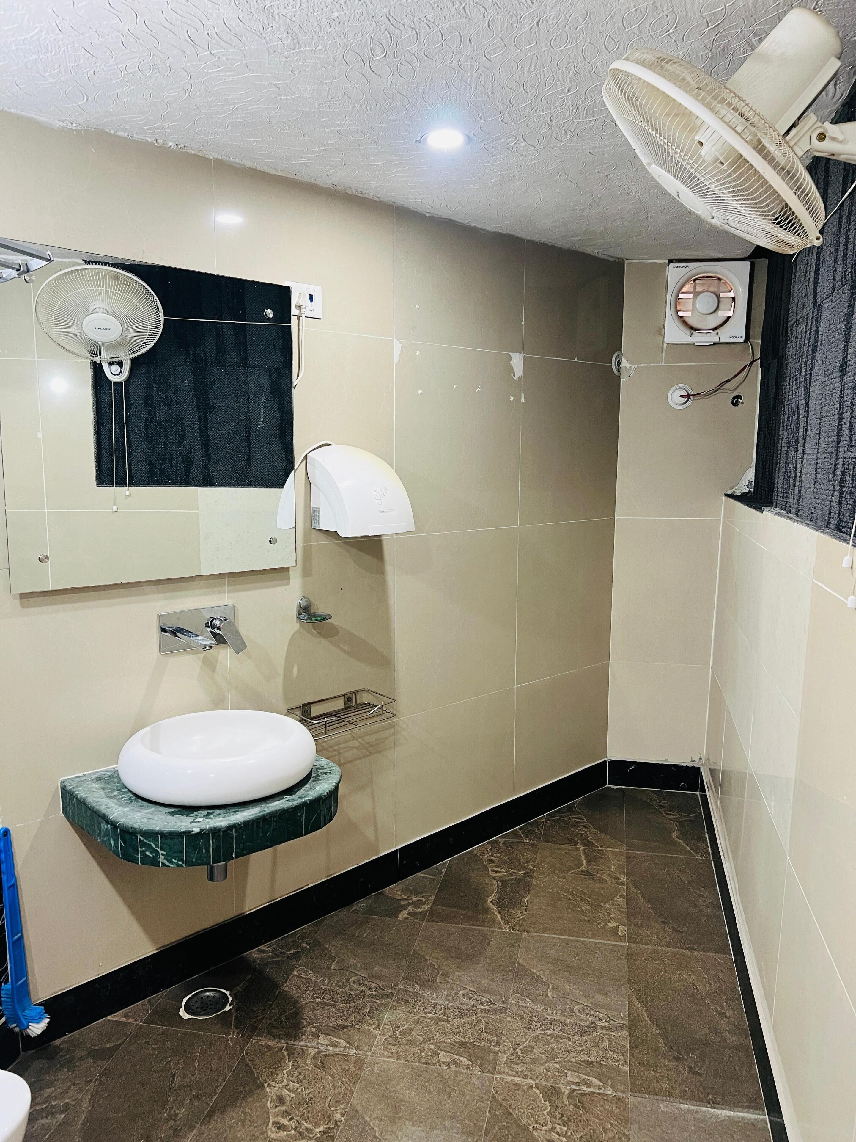 Habitación Deluxe | Baño | Regadera, regadera con hidromasaje, toallas 