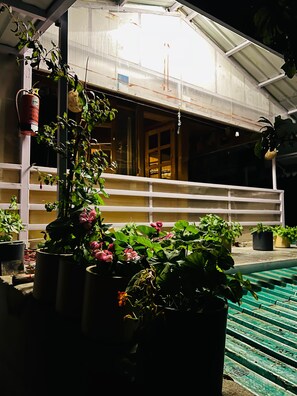 Vista frontal de la propiedad por la tarde o noche