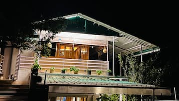 Mặt tiền nơi lưu trú - ban đêm
