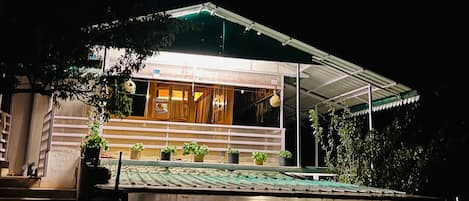 Fachada de la propiedad por la tarde o noche