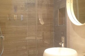 Regadera, secadora de cabello, bidet, toallas
