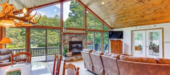 Pennsylvania Cabin Hideaway: Hot Tub & Deck!