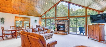 Pennsylvania Cabin Hideaway: Hot Tub & Deck!