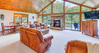 Pennsylvania Cabin Hideaway: Hot Tub & Deck!