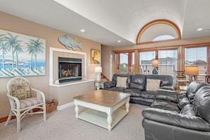 TV, foosball - Tickled Pink: Pool | Hot Tub | Elevator | Dogs OK (Corolla)