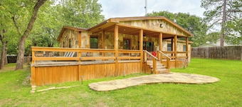 Deck & Fire Pit: Unique Pottsboro Haven