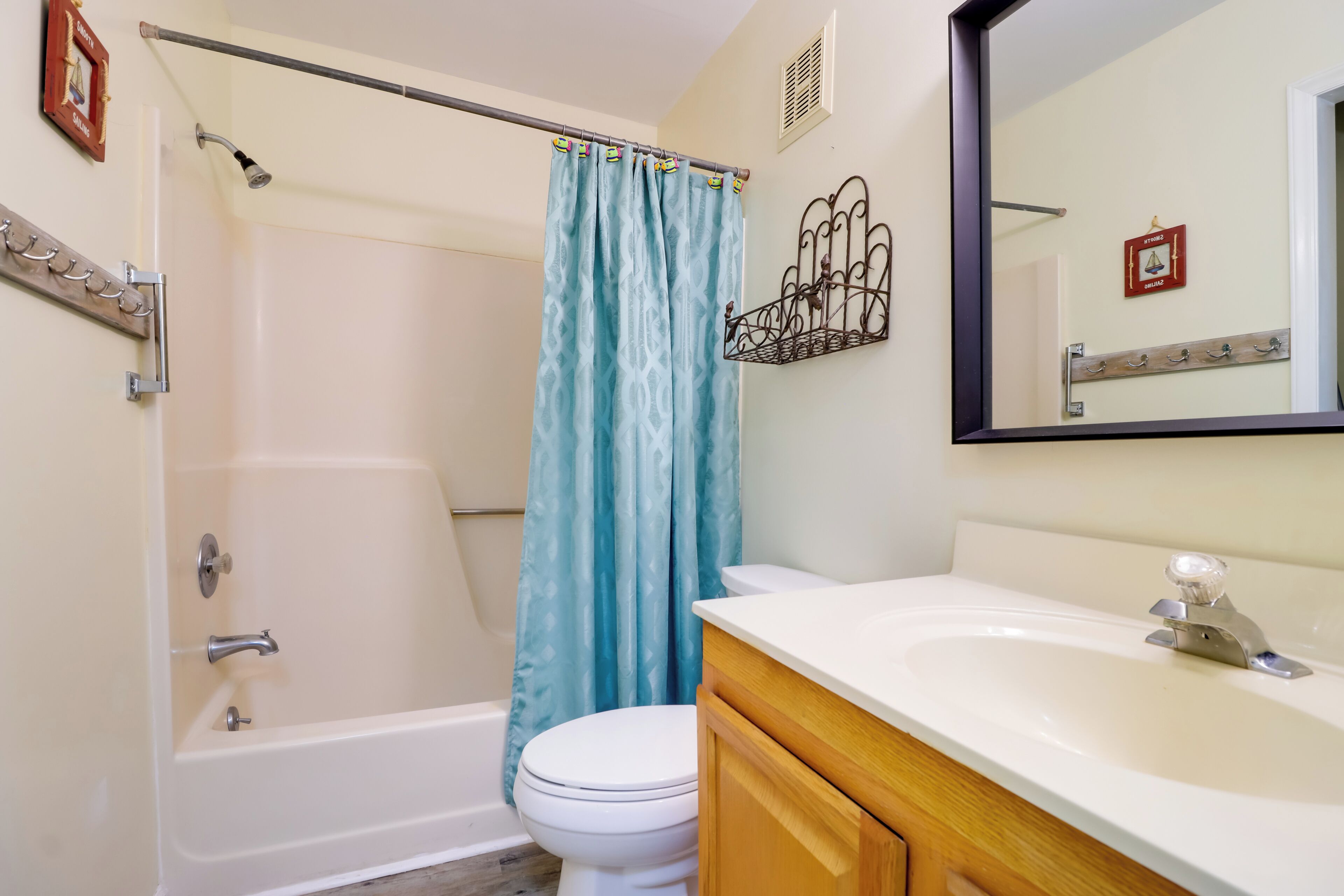 Une salle de bain avec une baignoire, des toilettes et un lavabo.