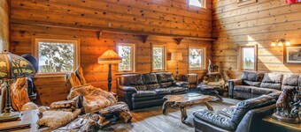 Grand Mountain Chalet w/ Hot Tub & Mountain Views