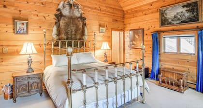 Grand Mountain Chalet w/ Hot Tub & Mountain Views