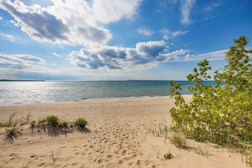 Glen Arbor Riverfront Retreat: Steps to Beach!