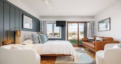 Glen Arbor Riverfront Retreat: Steps to Beach!