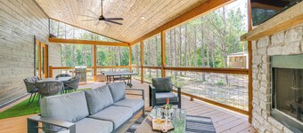 Riverfront Broken Bow Cabin w/ Private Hot Tub!