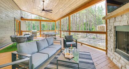 Riverfront Broken Bow Cabin w/ Private Hot Tub!