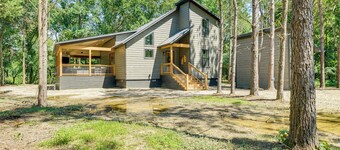 Riverfront Broken Bow Cabin w/ Private Hot Tub!