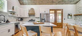 개인 온수 욕조가 있는 리버프론트 브로큰 보우 캐빈!