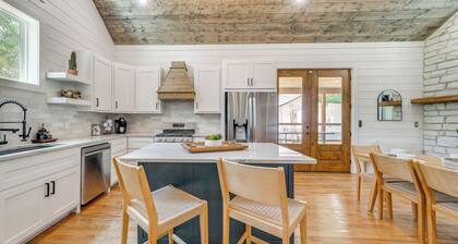 Riverfront Broken Bow Cabin w/ Private Hot Tub!