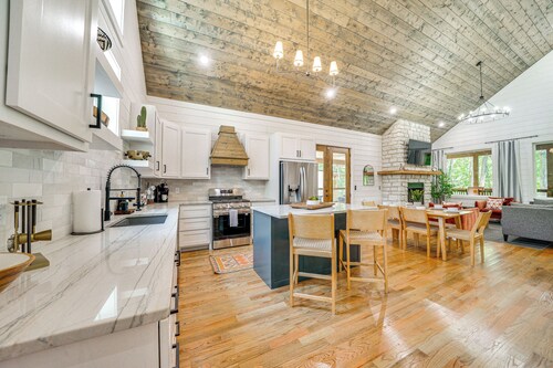 Riverfront Broken Bow Cabin w/ Private Hot Tub!