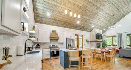 Riverfront Broken Bow Cabin w/ Private Hot Tub!