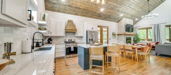 Riverfront Broken Bow Cabin w/ Private Hot Tub!