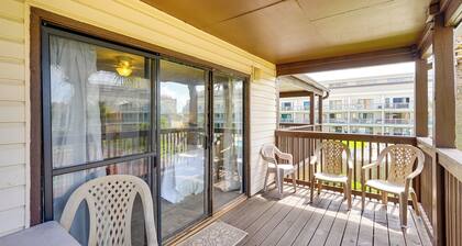 Breezy PCB Retreat w/ Balcony - Walk to Beach!