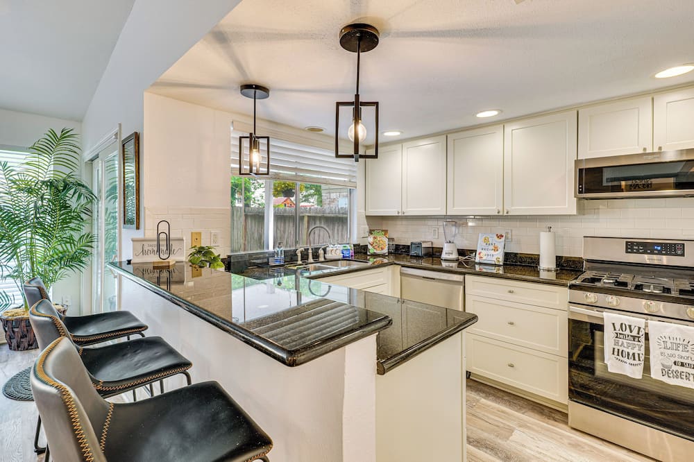 Pet-friendly Spring Home w/ Private Pool & Hot Tub - Magnolia, TX
