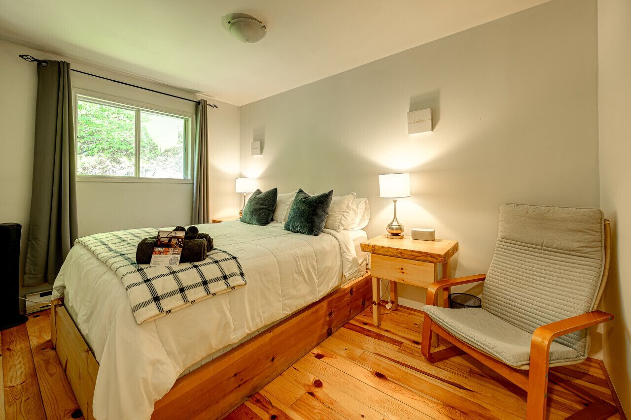 3 bedrooms, desk, iron/ironing board, travel cot