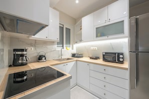 Apartamento Confort, balcón | Cocina privada | Máquina de café espresso, cafetera o tetera y hervidor eléctrico