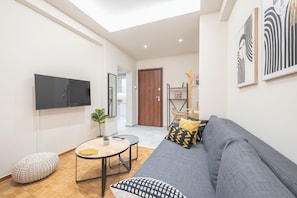 Apartamento Confort, balcón | Zona de estar | Televisión de pantalla plana de 32 pulgadas con canales digitales
