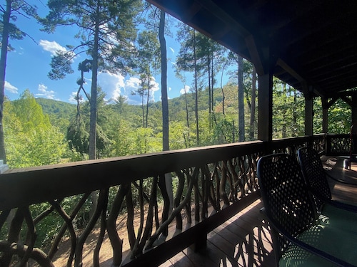 Peaceful and secluded with mountain views and waterfall sounds